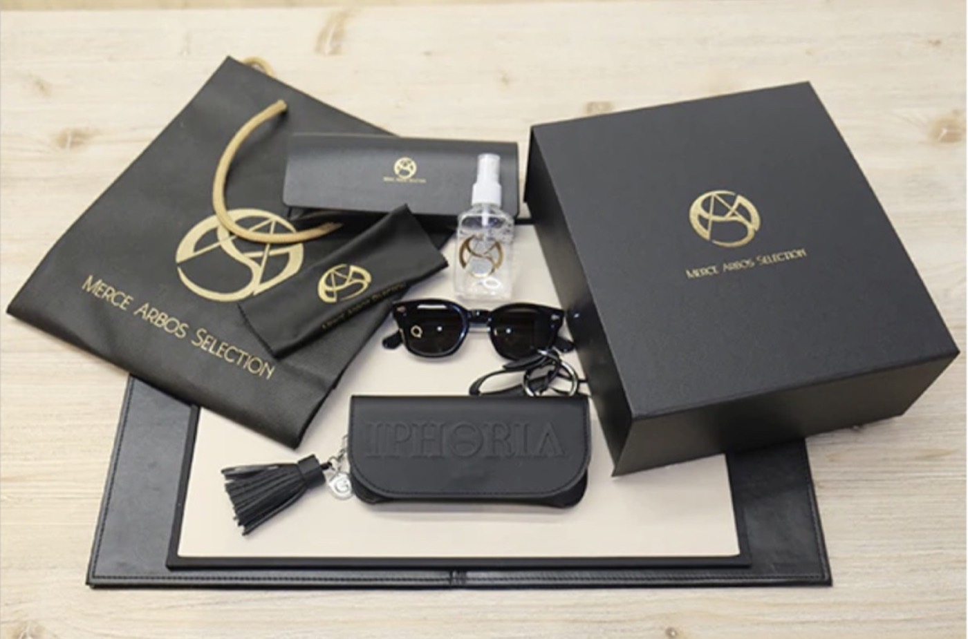 Packaging de luxe negre i daurat de Mercè Arbós Selection: capsa, bossa, estoig i gamussa